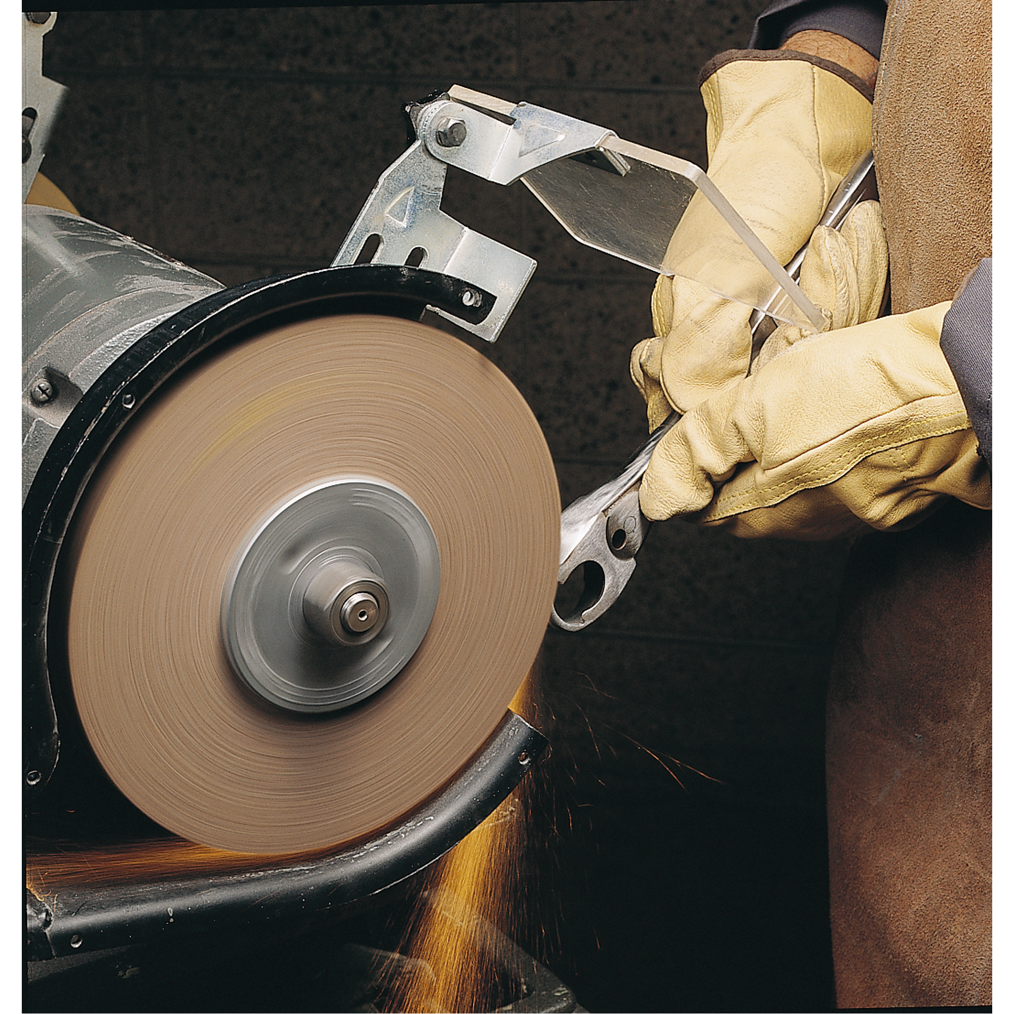 Meules d'abrasion & de polissage Scotch-briteMC, 6" dia. x 1" la, Arbre 1", Oxyde d'aluminium