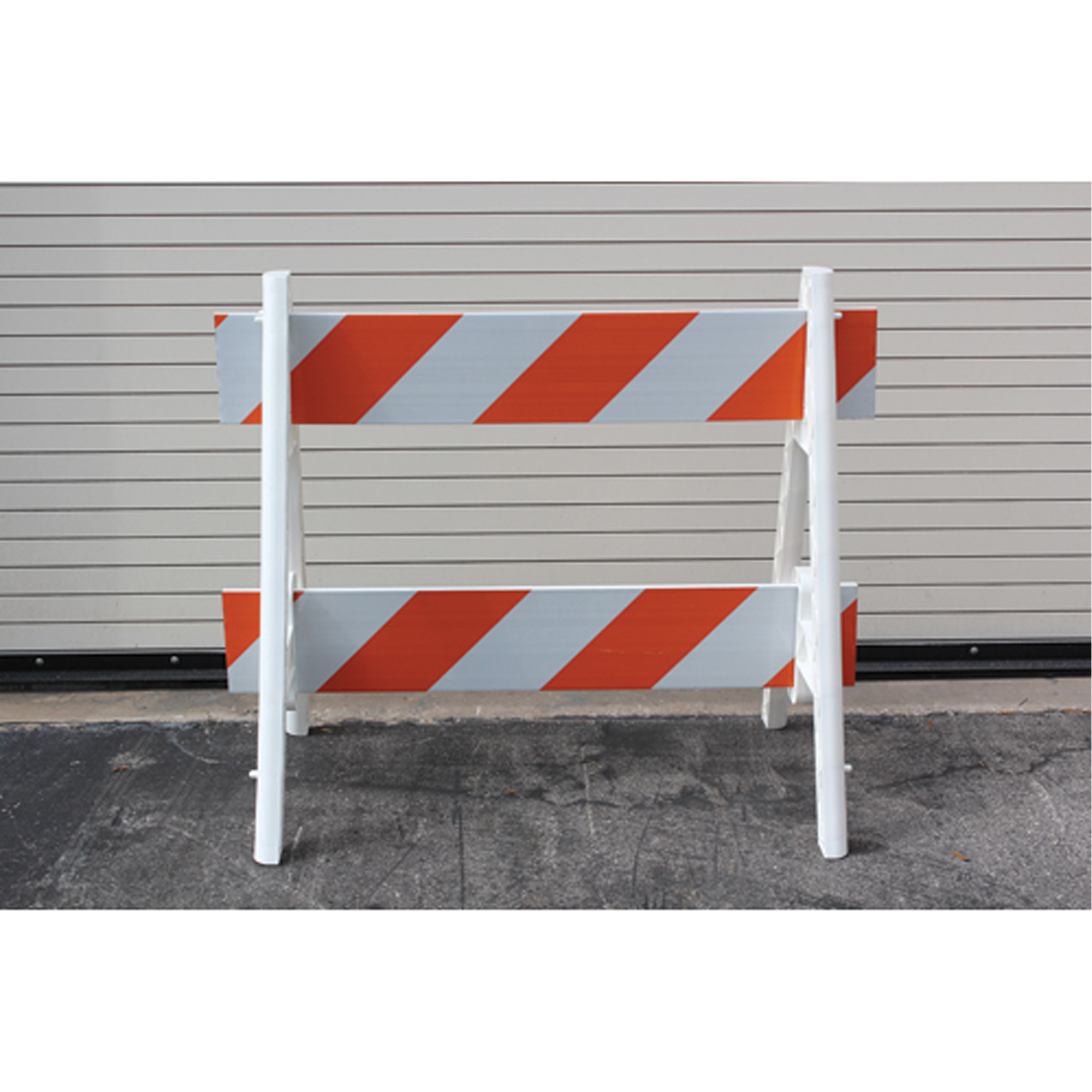 Barricades, En A, 28,6" lo x 40" h, Orange/Blanc