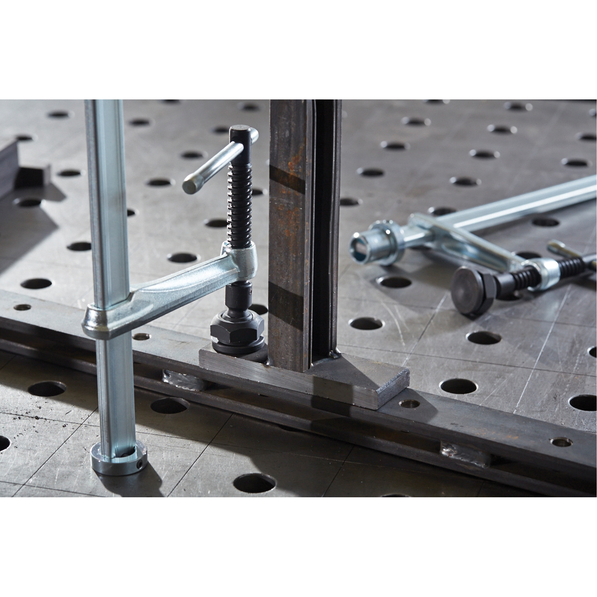 Bride de serrage pour tables de soudage, 12" (305 mm) capacité, 4-3/4" (121 mm) profondeur – Image 2