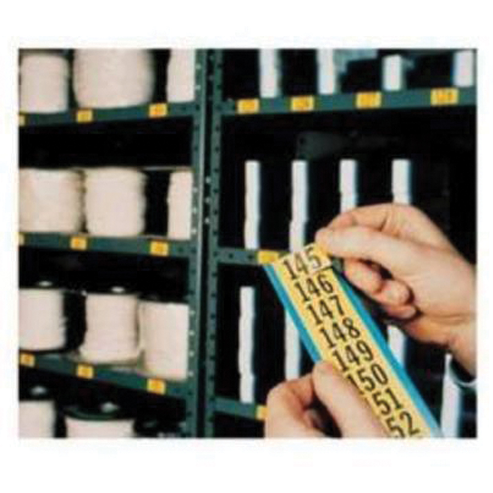 Jeu d'étiquettes de lettres et de chiffres individuels repositionnables, 01 à 99, 1" h, Noir sur jaune