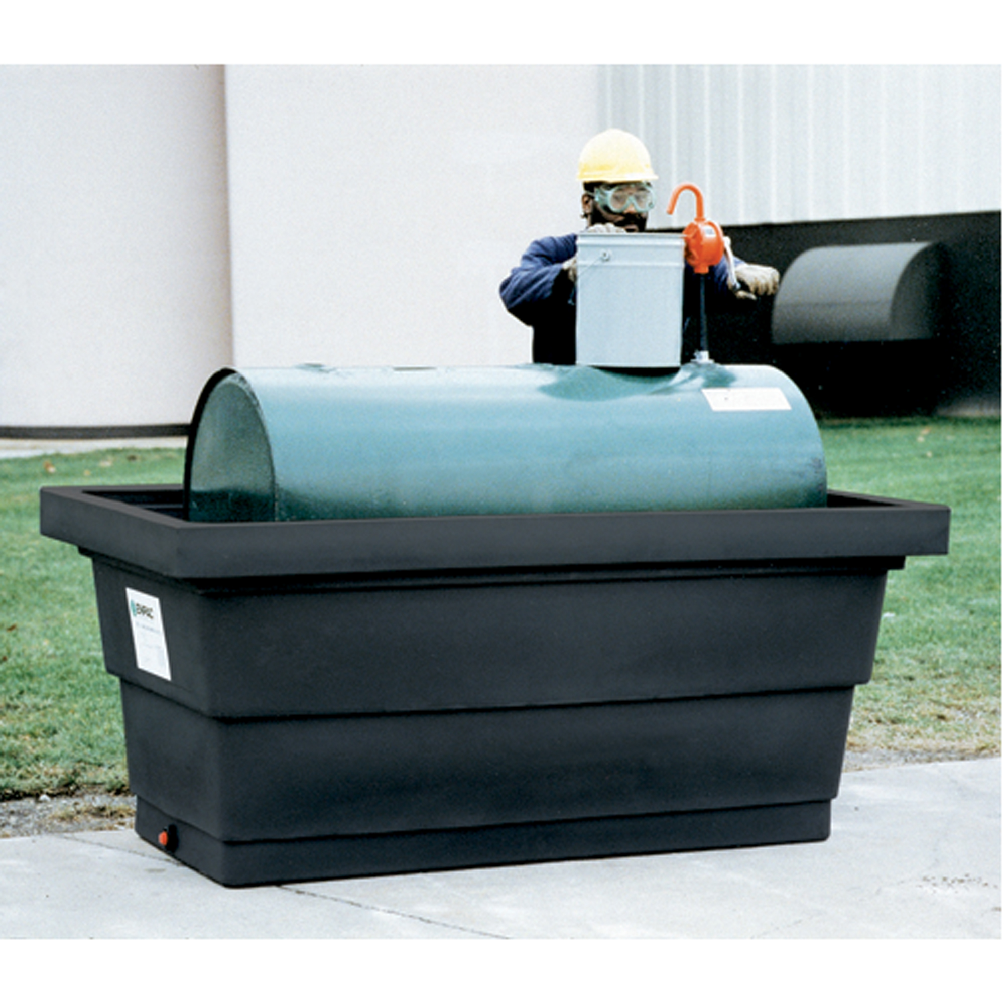 Unité de confinement Poly-TankMD 275MC avec drain, 82,3" lo x 45" la x 35,3" h, 275 gal. US Capacité