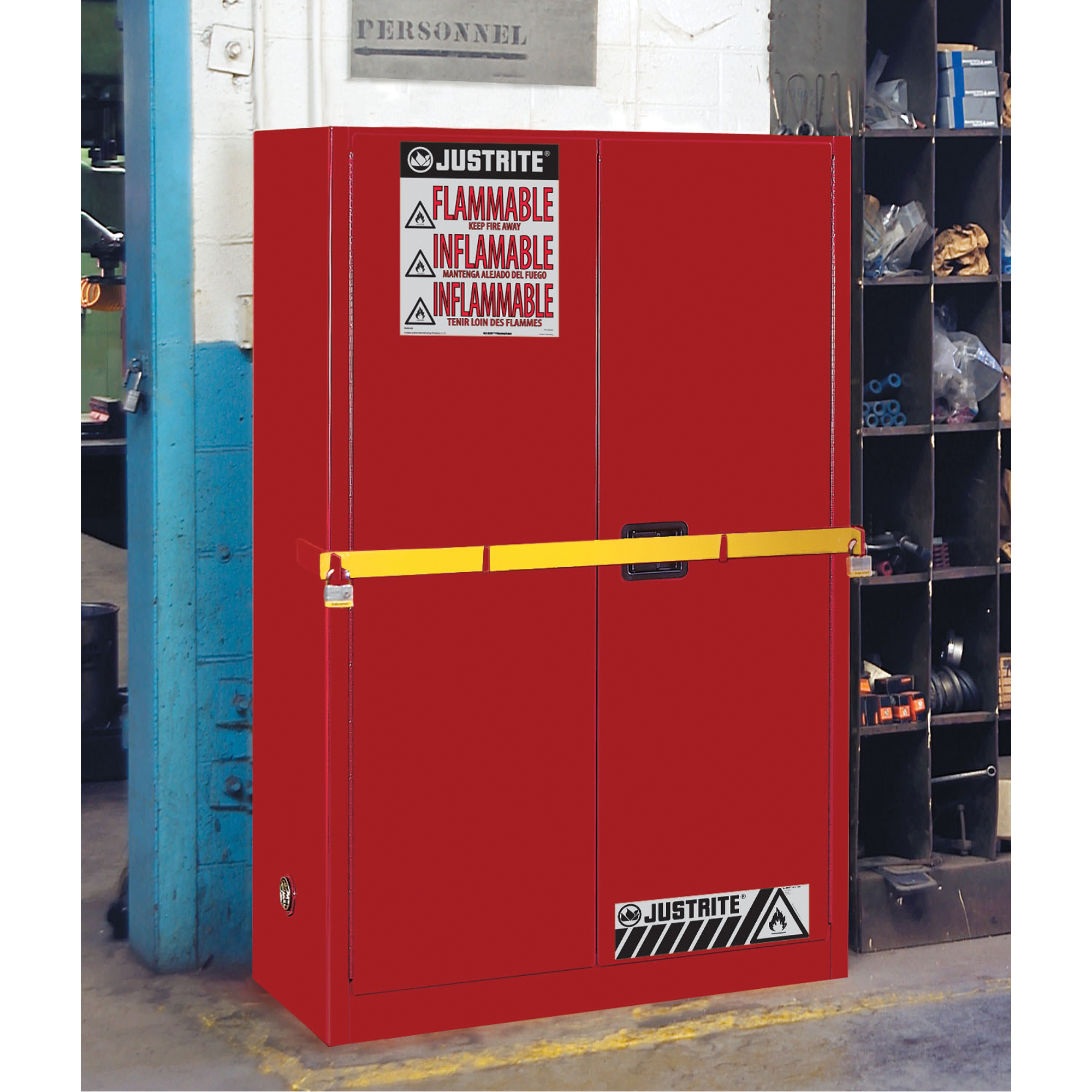 Armoire de rangement haute sécurité avec barre en acier pour produits inflammables, 45 gal., 2 tablettes – Image 2