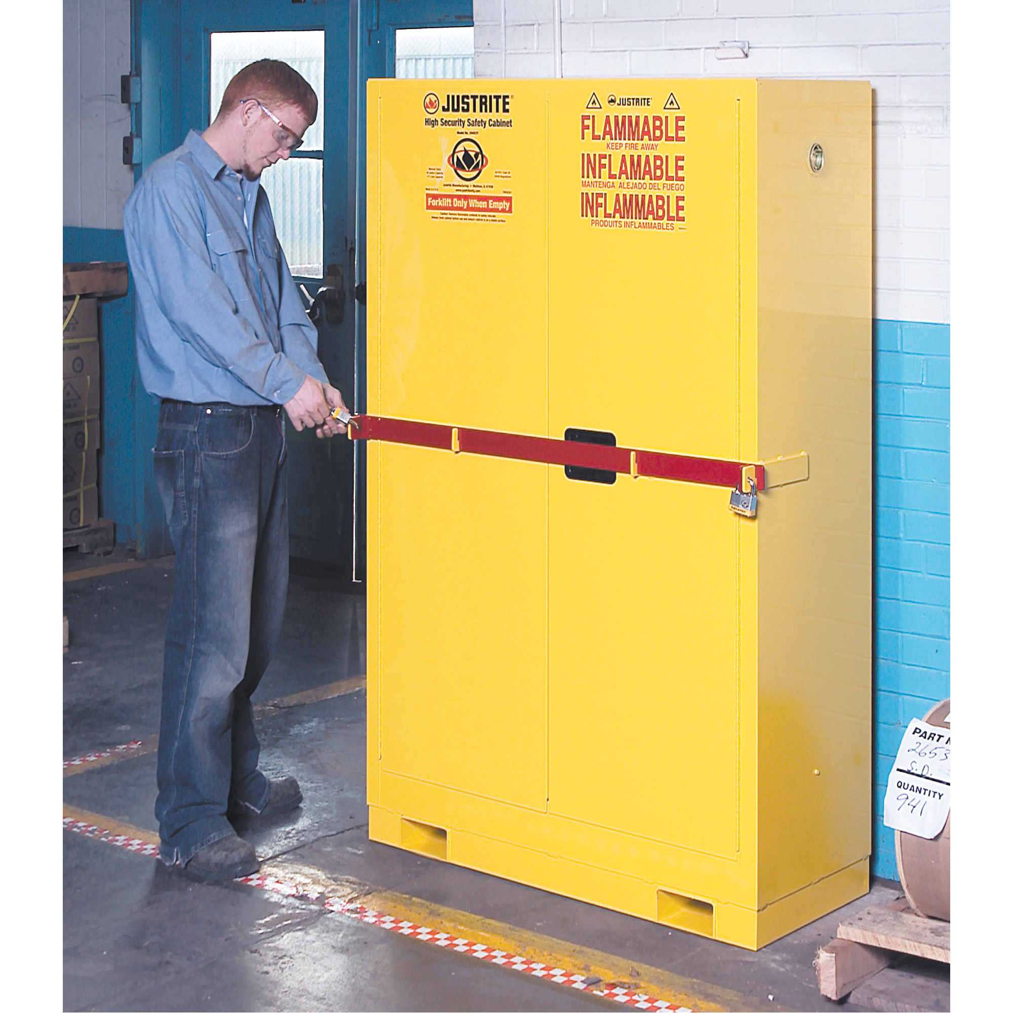 Armoire de rangement haute sécurité avec barre en acier pour produits inflammables, 45 gal., 2 tablettes – Image 3