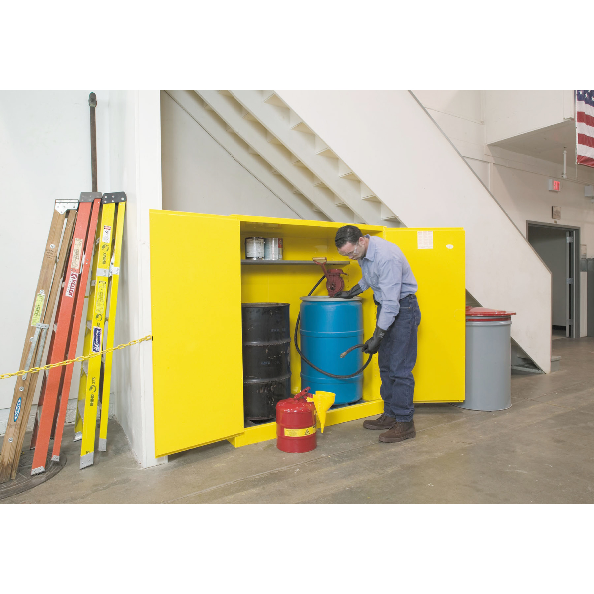 Armoires Sure-GripMD EX pour entreposage de barils à la verticale, Capacité de 110 gal. US, 2 barils, Jaune – Image 2