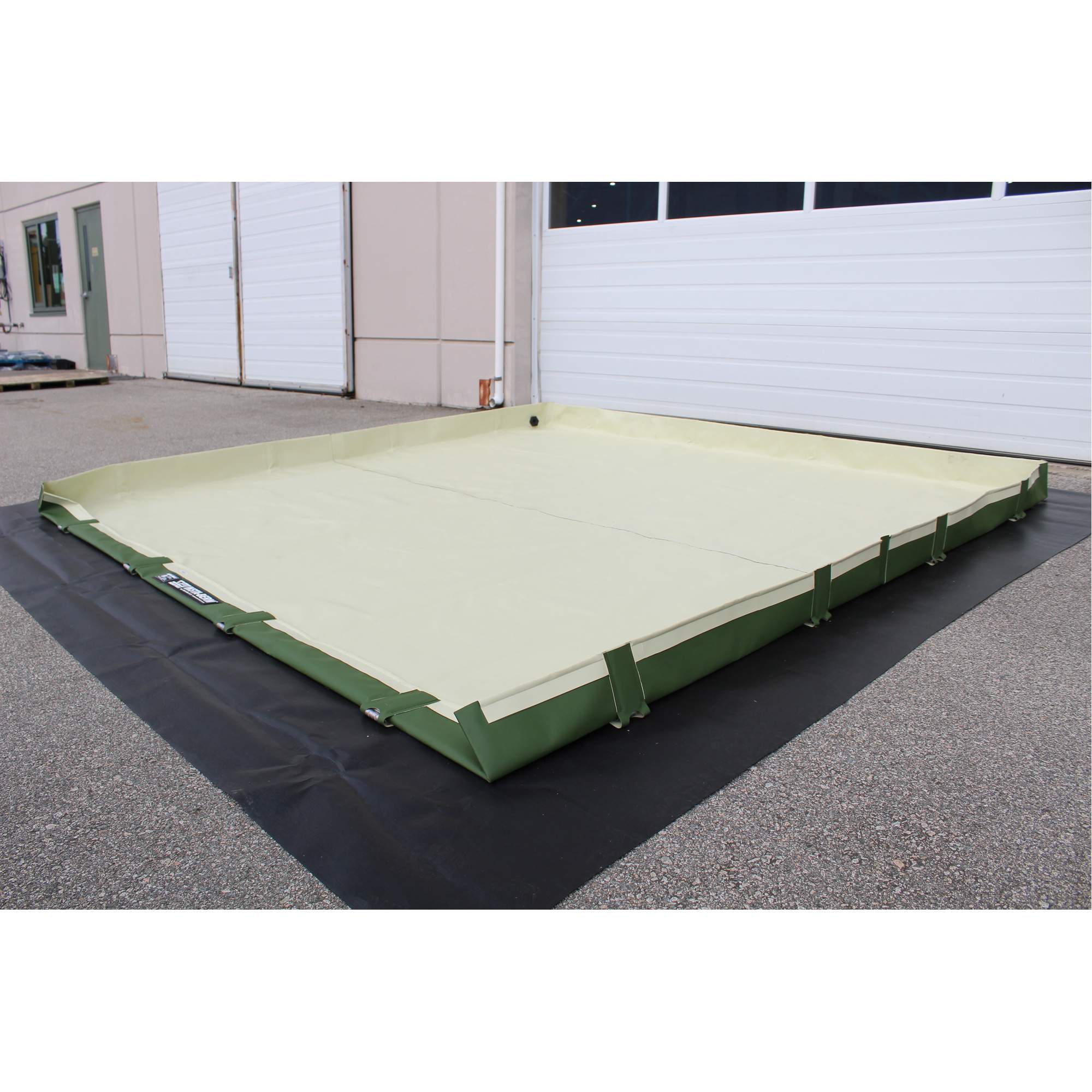 Berme de déversement Insta-Berm Easy-Riser, Capacité 1122 gal. US, 12' la x 25' lo x 6" h, Support à charnière