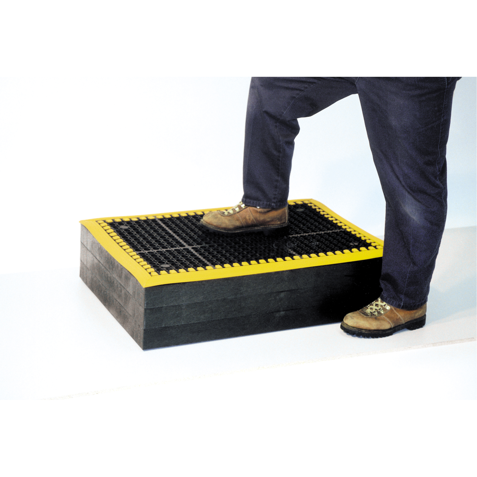 Tapis pour plateforme de travail Add-A-LevelMD, À fentes, 2' x 5-1/2' x 7/8", Noir, Caoutchouc